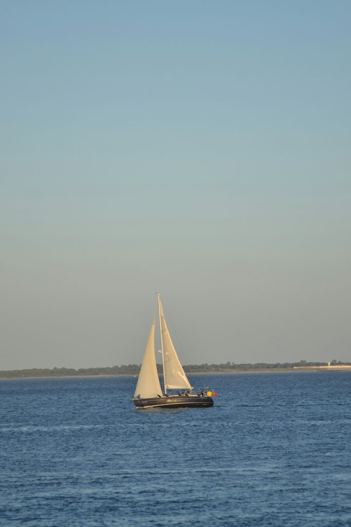 velero en navegacion costera